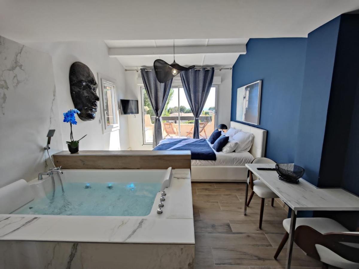 Suites Jm - Les Pins Marines - Jacuzzi & Vue Mer Bandol Exterior photo